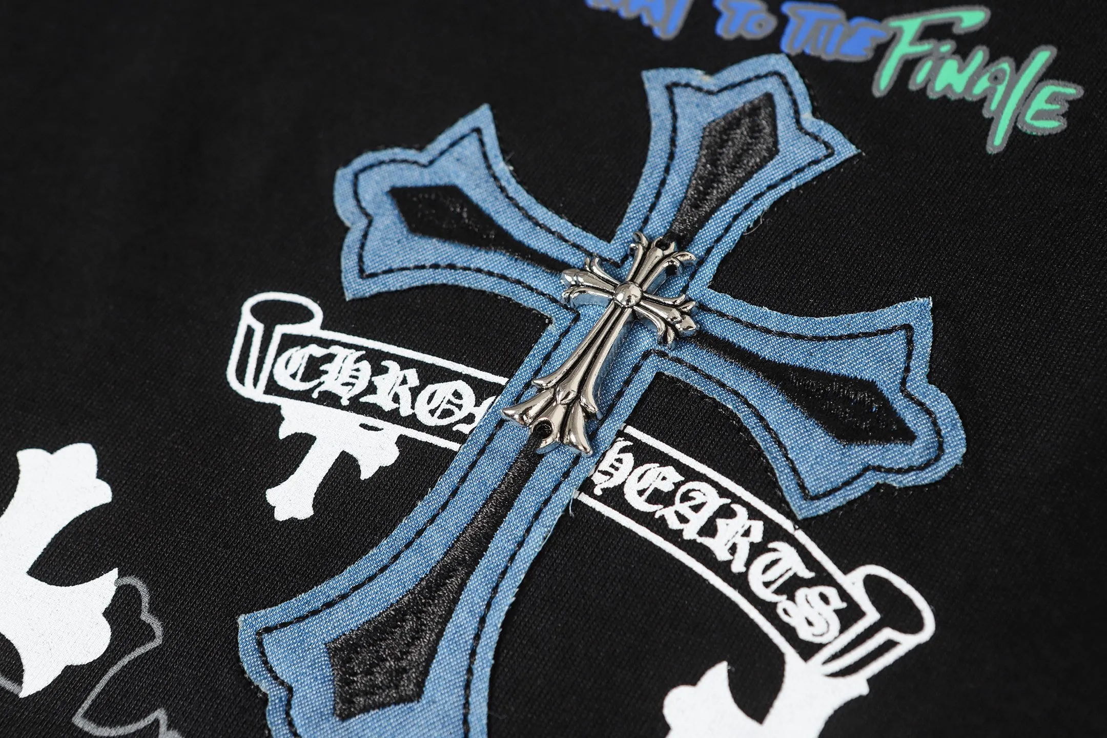 P170 Chrome Hearts CH Chrome Hearts Cross ✝️Denim embroidered Sanskrit short-sleeved T-shirt. Printed using direct injection imported machines. Hardware and accessories are all milled and customized. Correct configuration. Black 2025 Chrome Hearts authentic packaging. 260 grams of custom-dyed double yarn cotton. Large version. Loose and stylish. Differentiated from low version, slim and long version with upper body and hips. 100% commitment: top quality. Not fast food. Highest version on the market. Top quality - different from ordinary versions on the market. If you care about quality, you should also respect the price. Absolutely 0 after-sales service and 0 return rate so far. It’s hard not to love the style - 260g double yarn cotton custom dyed fabric - Correct high-density main mark, washed tag, hand-sewn